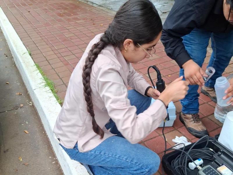 Estudiante de ingeniería civil investiga la calidad del agua del Río Sinaloa