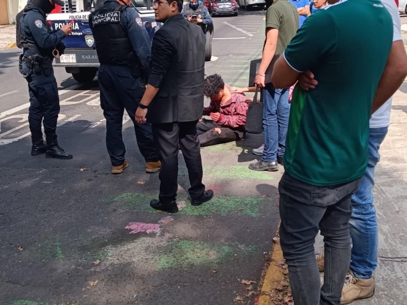 Estudiante de la UV cayó de autobús en movimiento