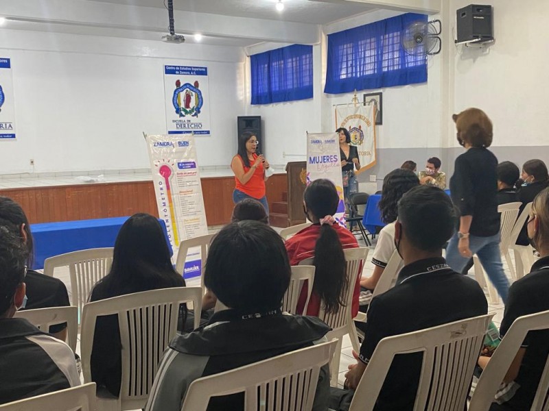 Estudiante de nivel medio superior reciben conferencia sobre tanatología