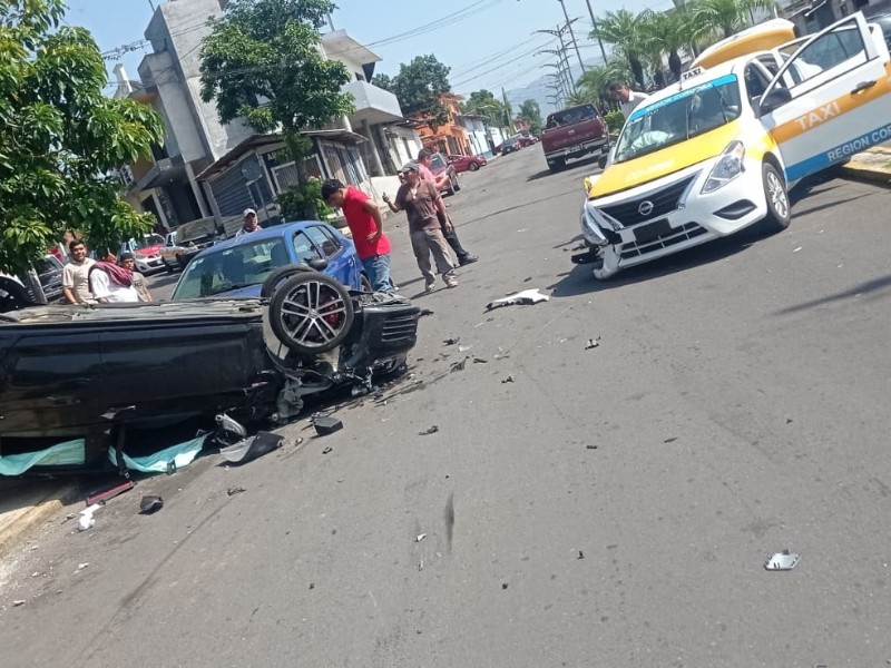 Estudiante de preparatoria protagonizó impresionante accidente vehicular en Córdoba (VIDEO)