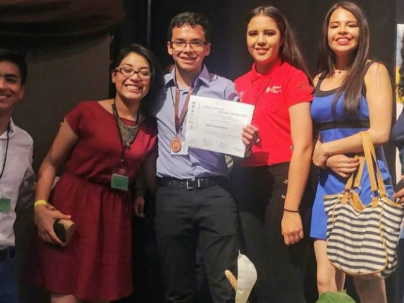 Estudiante de Cecyt obtiene medalla nacional en Biología