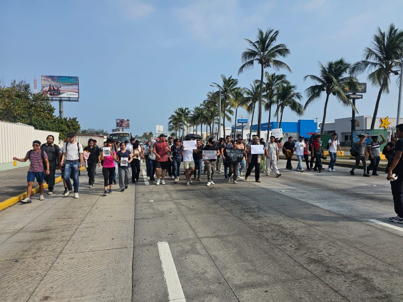 Se manifiestan estudiantes contra nuevo modelo de preinscripción de UV