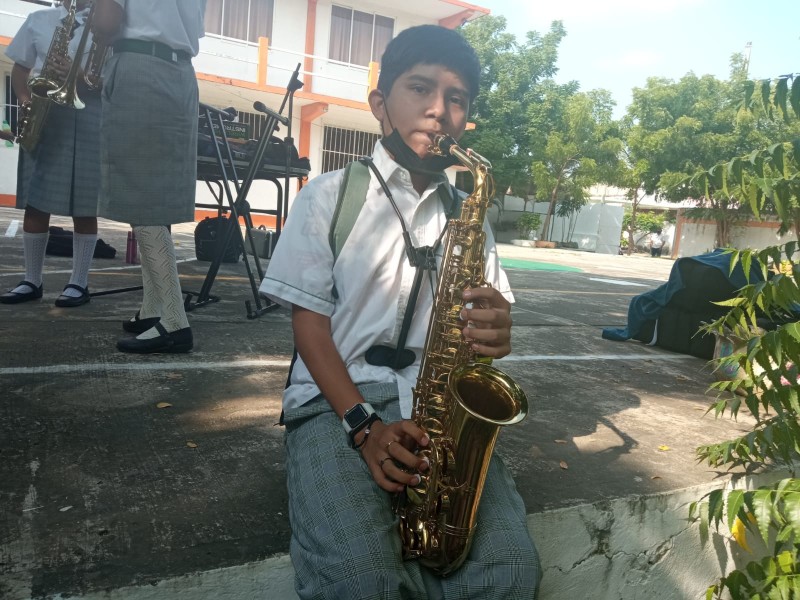 Estudiantes aprenden a tocar instrumentos de orquesta