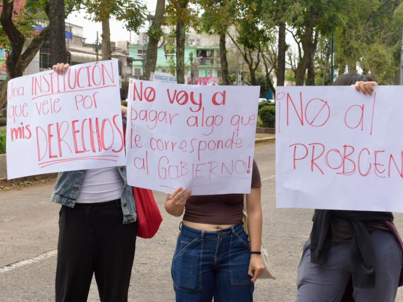 Estudiantes bloquean avenida en Xalapa por conflicto en la Normal Veracruzana
