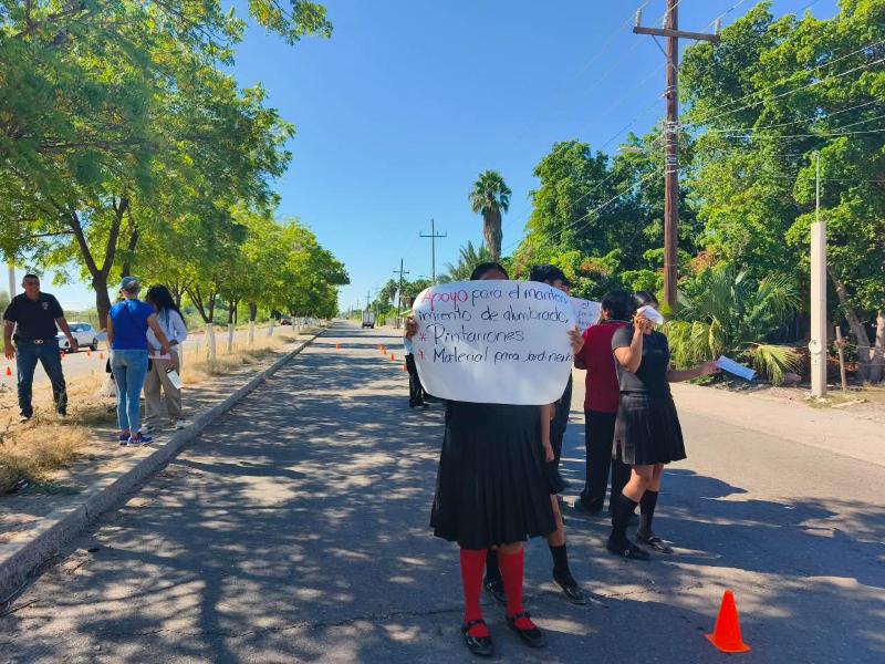 Estudiantes bloquean carretera Los Mochis-El Fuerte por obras inconclusas en preparatoria indígena