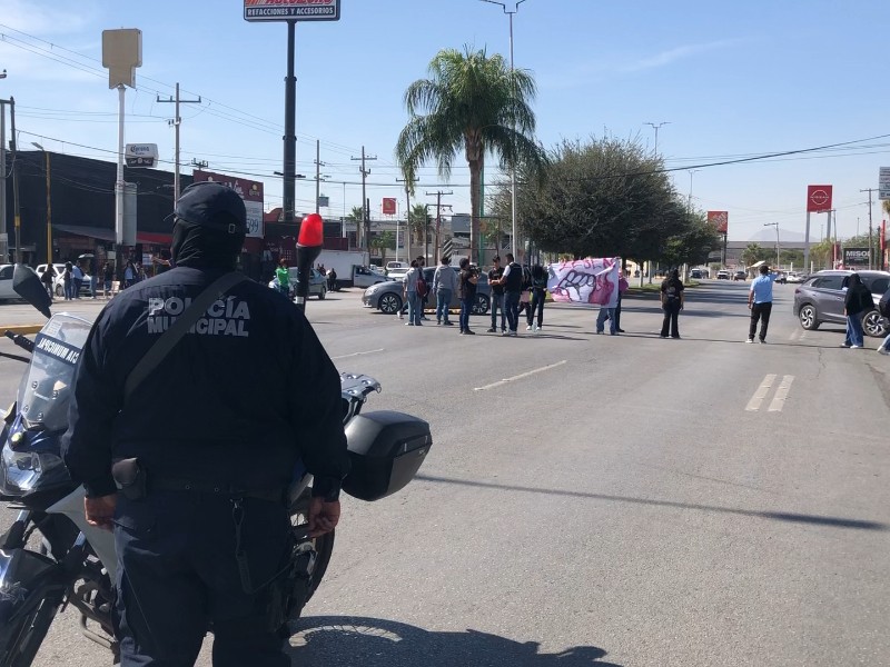 Estudiantes bloquean el bulevar Miguel Alemán