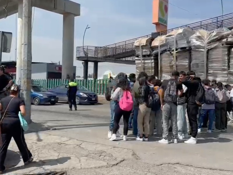 Estudiantes bloquean la vía José López Portillo