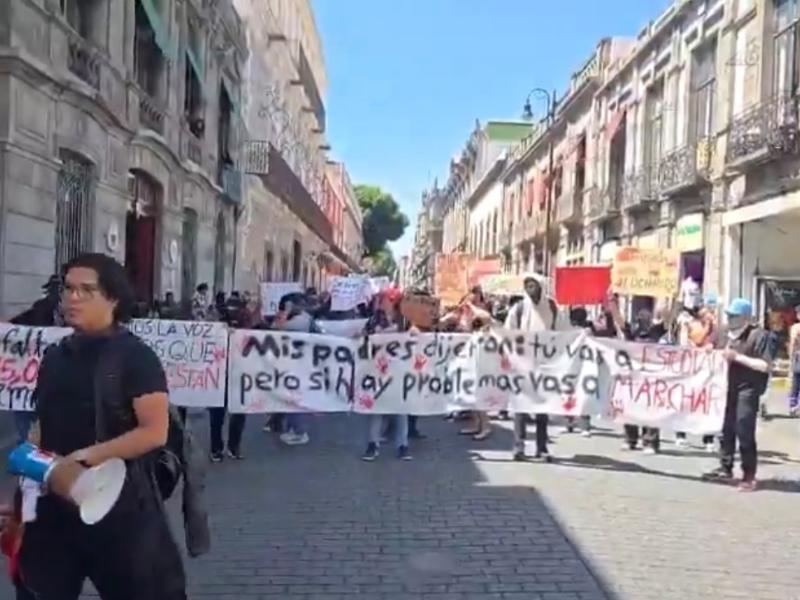 Estudiantes BUAP marchan en Puebla para exigir justicia y seguridad