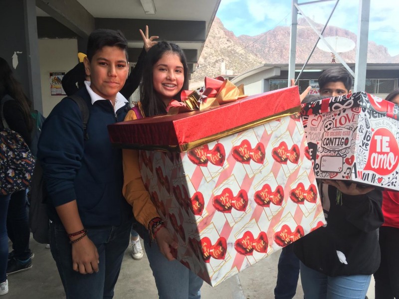 Estudiantes celebran Amor y Amistad