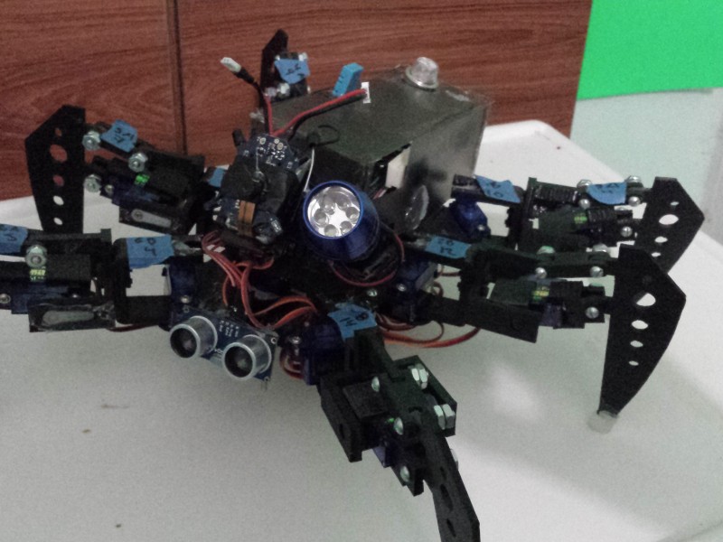 Estudiantes construyen robot-araña