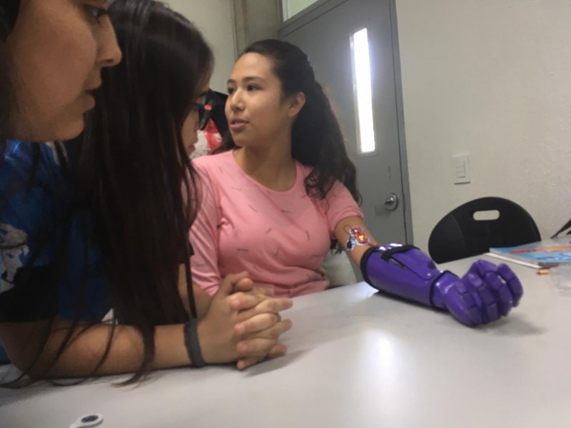 Estudiantes crean prótesis en 3D para niña