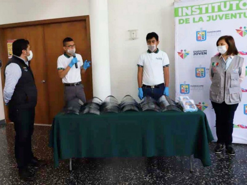 Estudiantes crean y donan mascarillas al IMSS e ISSSTE