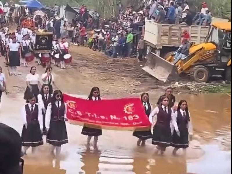 Estudiantes cruzan río en Miahuatlán para honrar batalla histórica