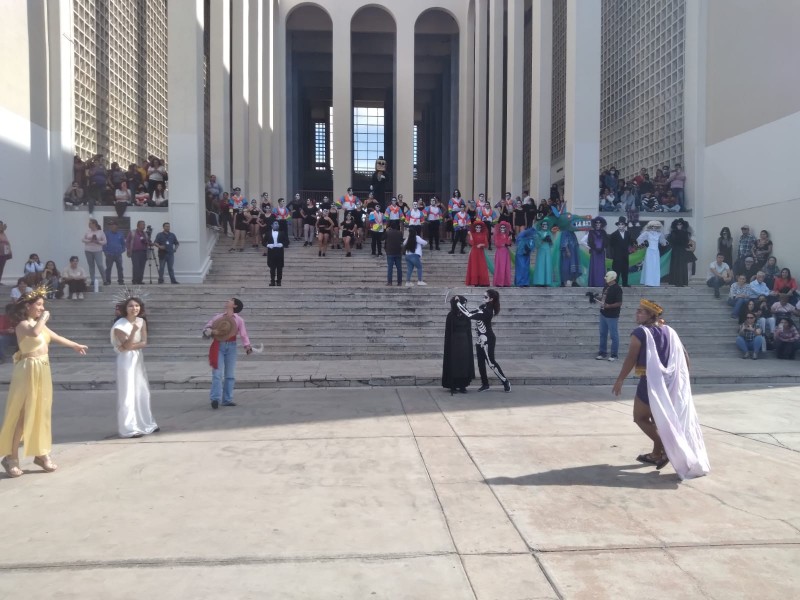 Estudiantes de artes de la Unison realizan festival de catrinas