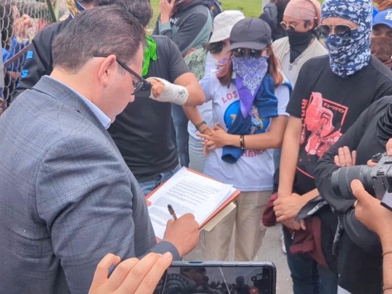 Estudiantes de Artes Escénicas exigen renuncia y reformas en UAEMex