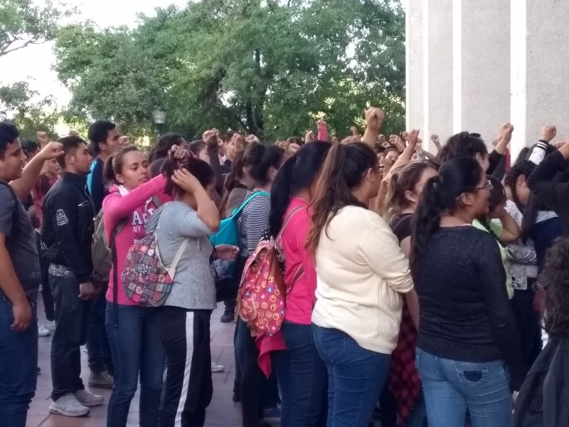 Estudiantes de Atequiza se manifestaron