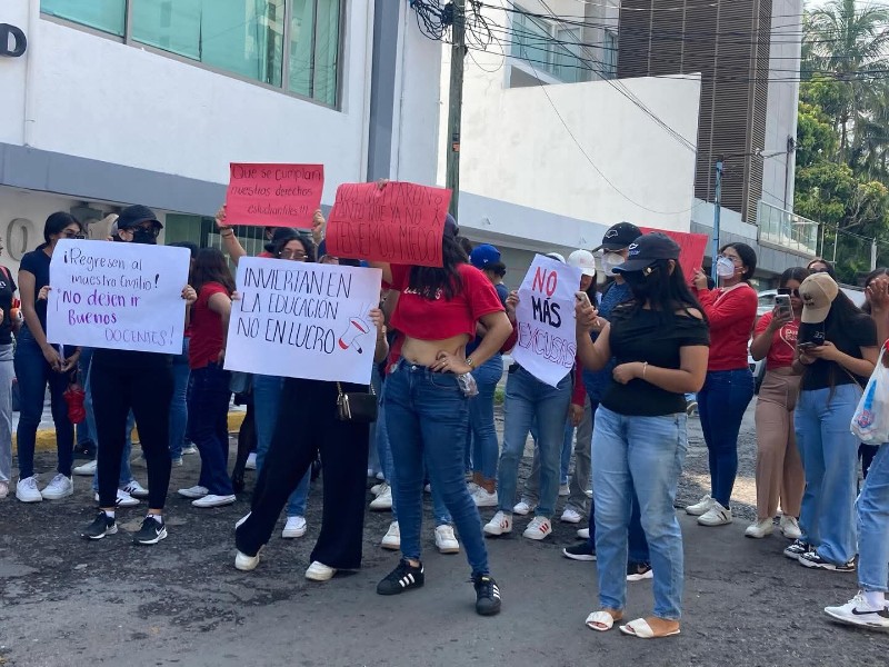 Estudiantes de Aviación se manifiestan por falta de infraestructura en universidad