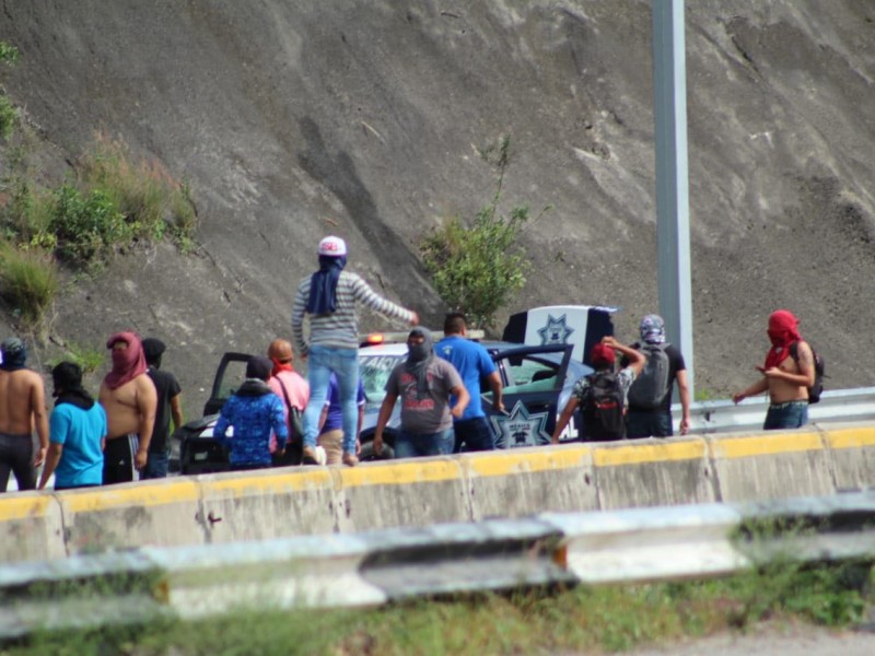 Estudiantes de Ayotzinapa bloquean autopista del sol