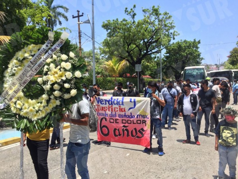 Estudiantes de Ayotzinapa protestan en Acapulco