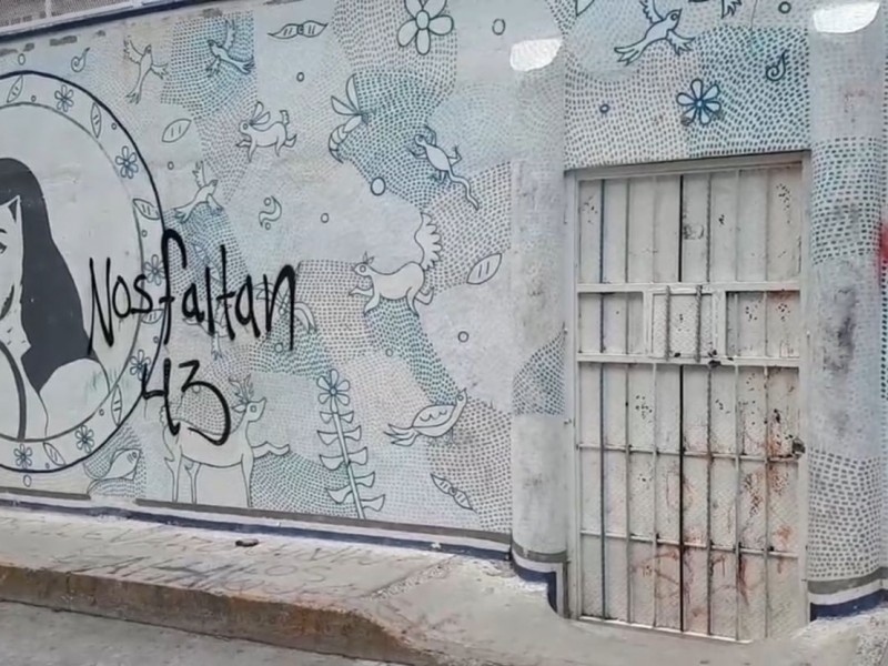 Estudiantes de Ayotzinapa vandalizan oficinas de la SEG en Chilpancingo
