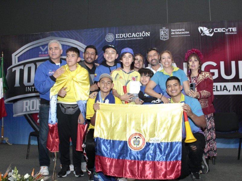 Estudiantes de CECYTEM triunfan en torneo de robótica