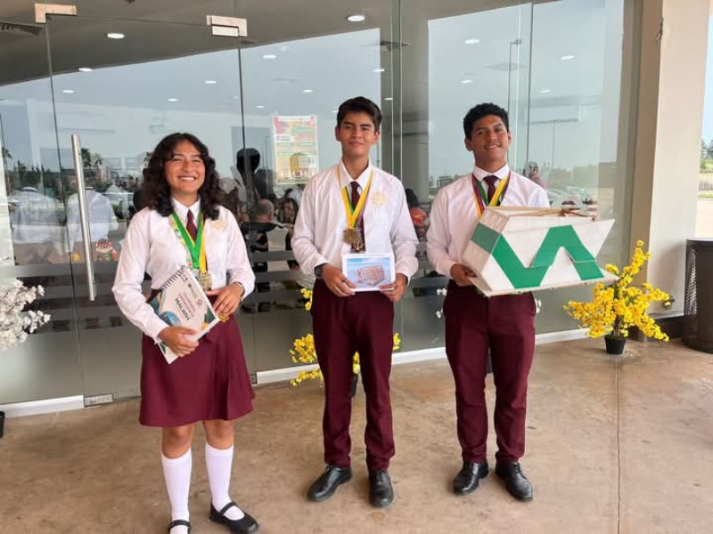 Estudiantes de Coatzacoalcos diseñan vivienda emergente con materiales reciclados
