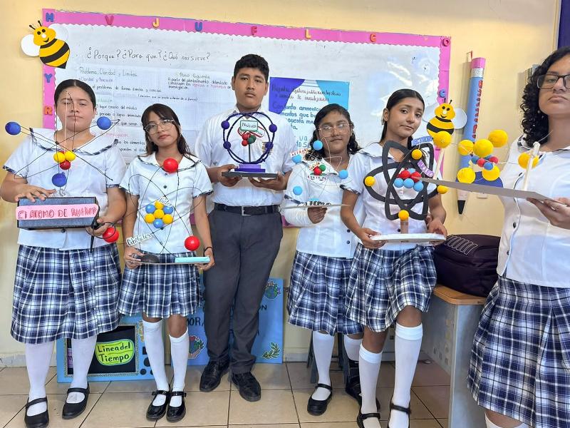 Estudiantes de Colegio América aprenden química mediante recursos interactivos
