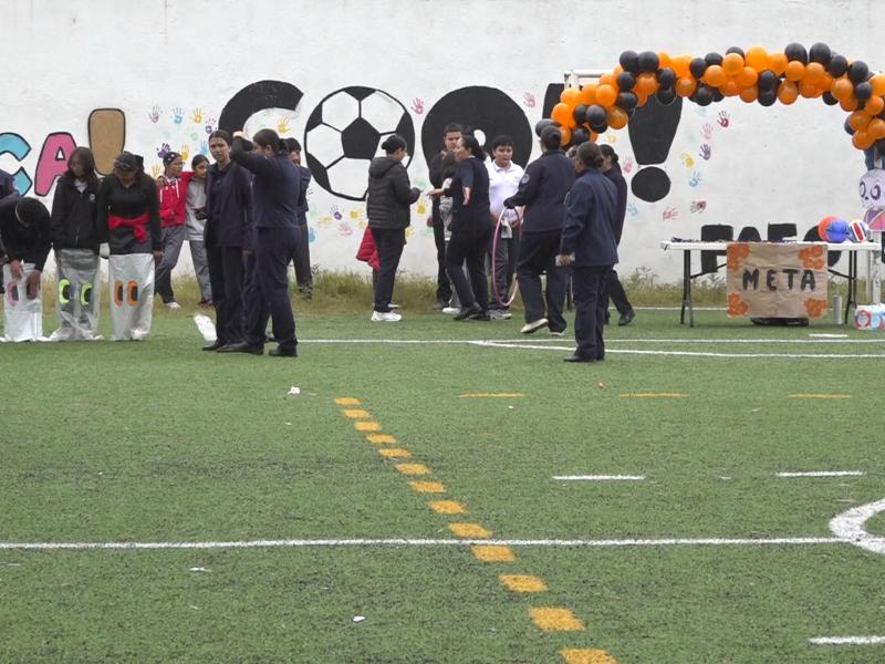 Estudiantes de Enfermería realizan rally de activación física en secundaria.