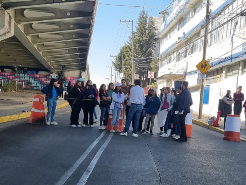 Estudiantes de escuela privada cerraron el bulevard Valsequillo