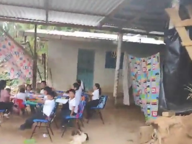 Estudiantes de Hueytamalco exigen mejores escuelas
