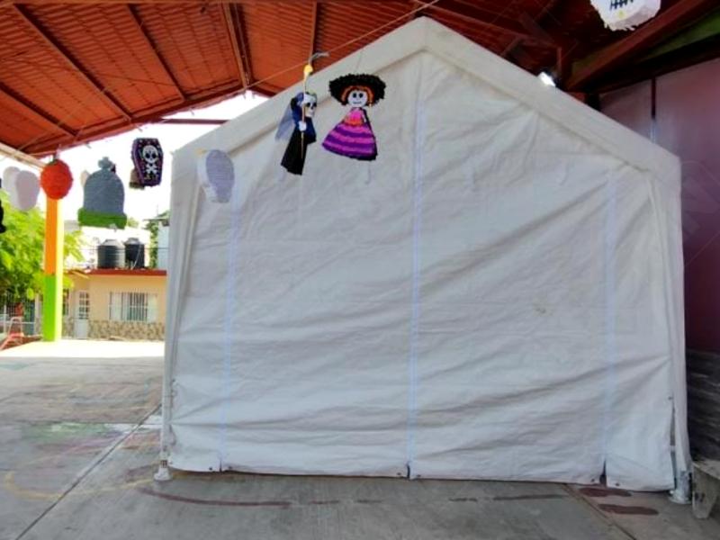 Estudiantes de Jardín de Niños de Tuxpan toman clases en aula improvisada