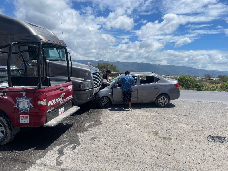 Estudiantes de la BUAP choca contra tráiler estacionado