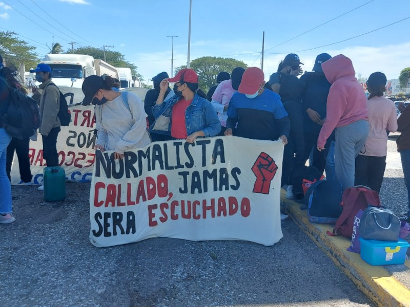 Estudiantes de la ENUFI bloquean indefinidamente entrada del Espinal