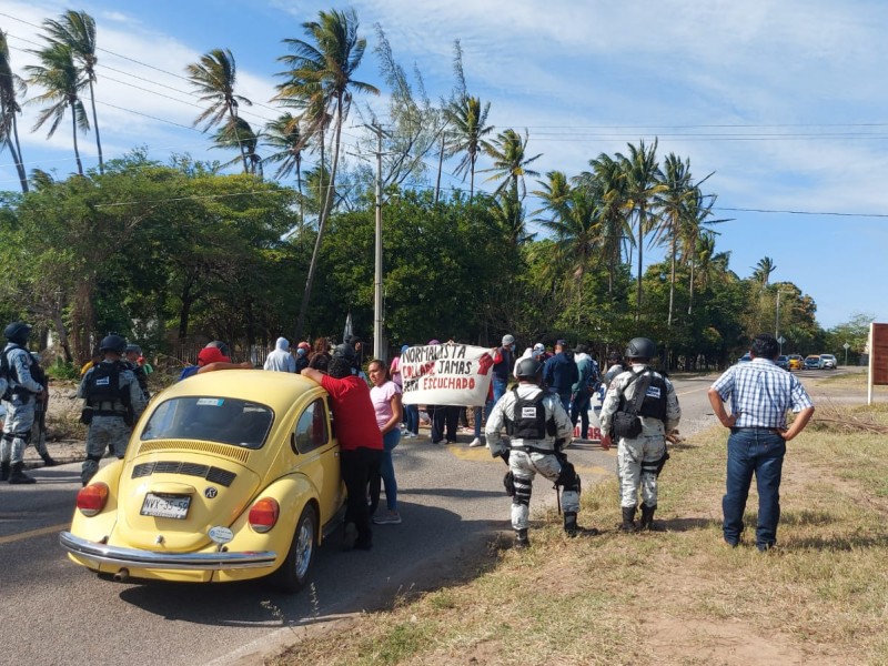 Estudiantes de la ENUFI encabezan segundo día de bloqueos