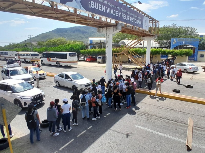 Estudiantes de la ENUFI realizan bloqueo carretero en Ixtepec