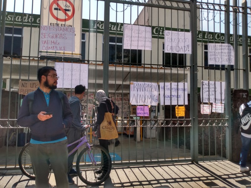 Estudiantes de la FACICO UAEM se van a paro