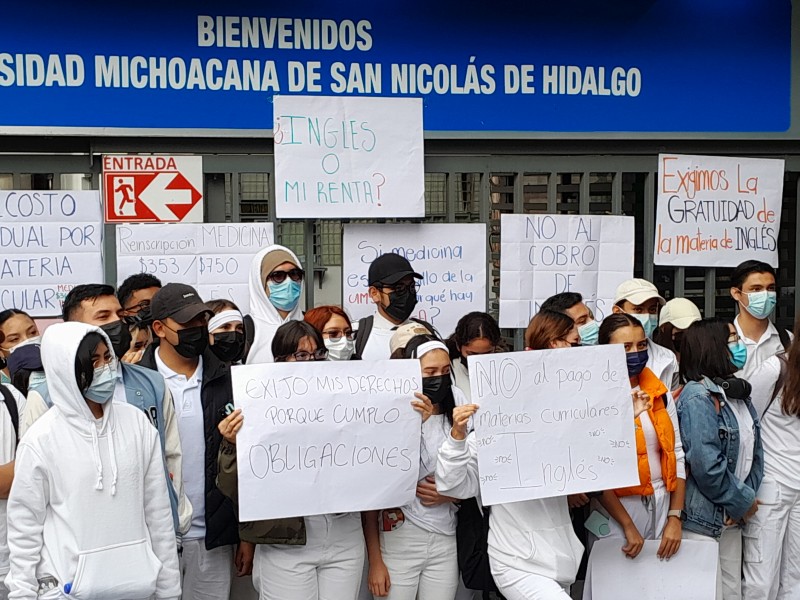 Estudiantes de la Facultad de Medicina toman institución