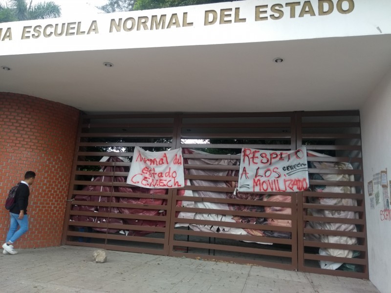 Estudiantes de la Normal del Estado protestan en SEP