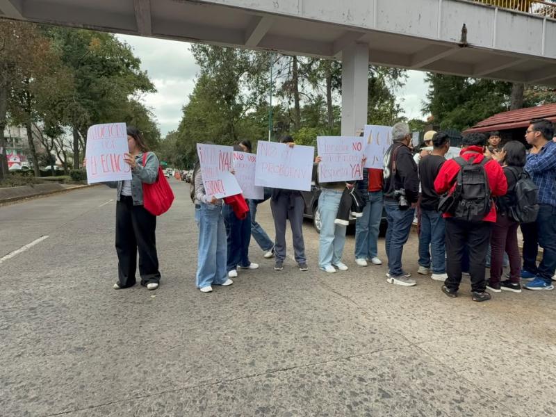 Estudiantes de la Normal Veracruzana protestan por cobro de 2,500 pesos