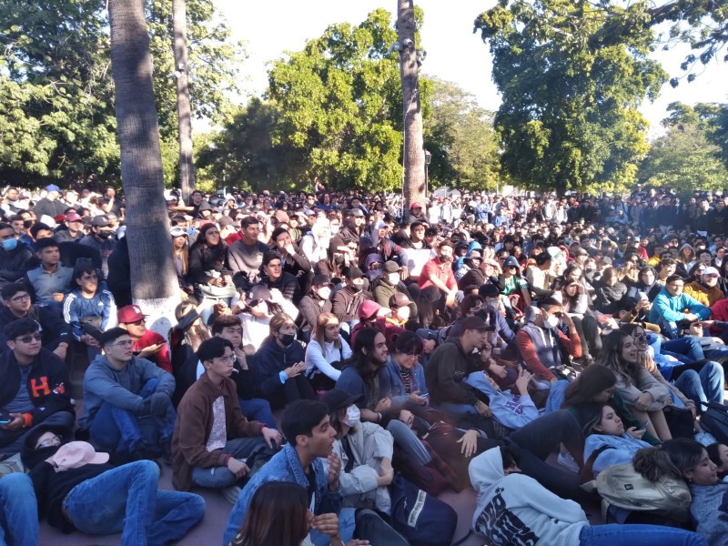 Estudiantes de la Unison disfrutaron del partido México contra Polonia