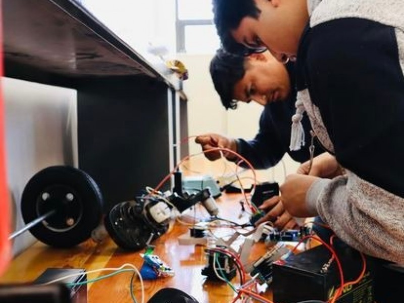 Estudiantes de la UTSLRC participarán en competencia de robótica