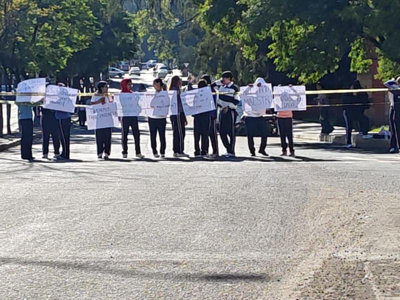 Estudiantes de licenciatura protestan por costo de uniforme