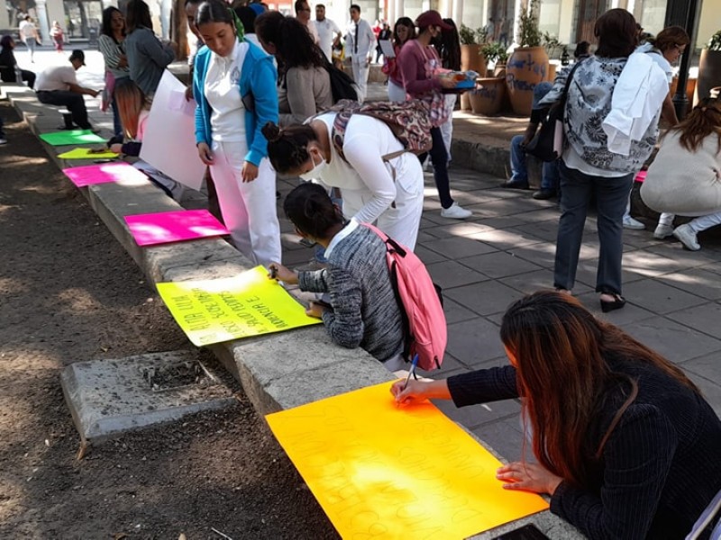 Estudiantes de medicina protestan por engaño de universidad