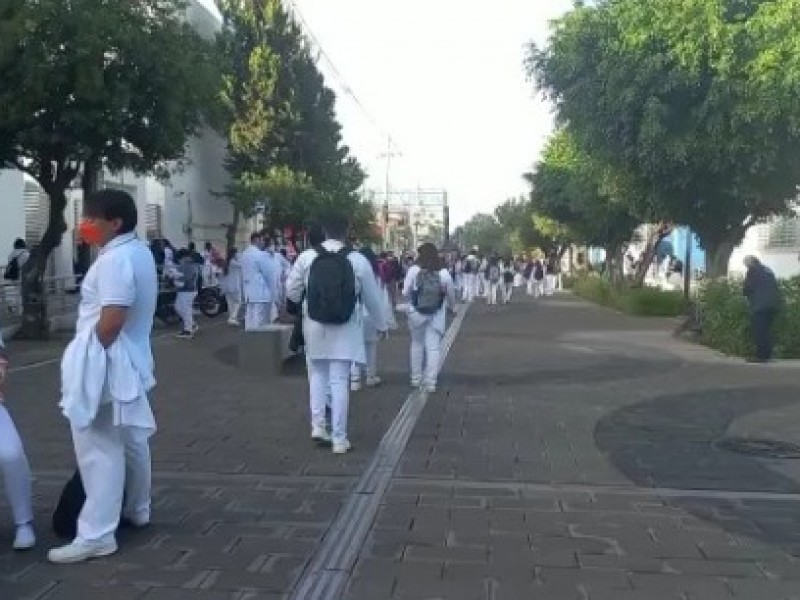 Estudiantes de medicina regresan a clases tras amenazar con manifestarse