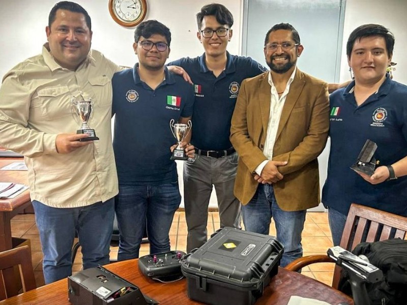 Estudiantes de Poza Rica triunfan en concurso de robótica internacional