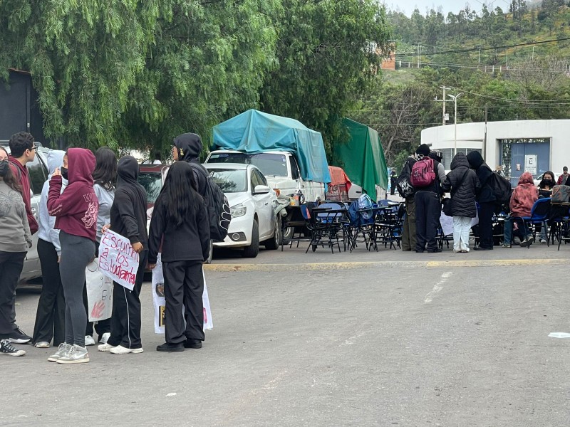 Estudiantes de preparatoria bloquean accesos en protesta por presunto apuñalamiento, piden seguridad