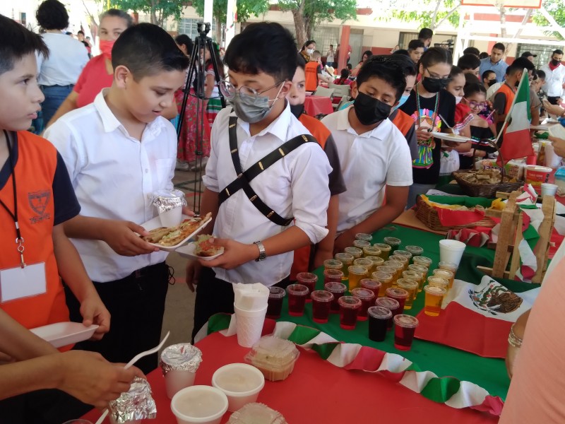 Estudiantes de primaria festejan las fiestas patrias con muestra gastronómica