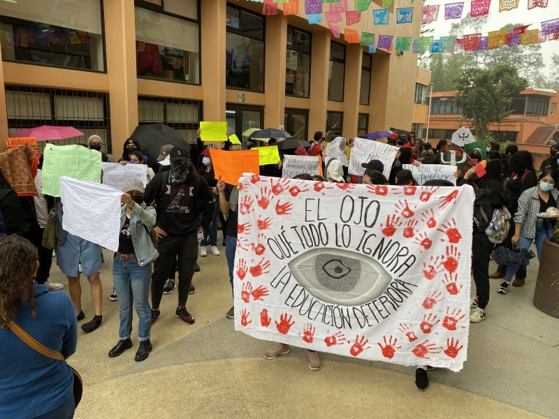 Estudiantes de Psicología marchan para exigir destitución de directora