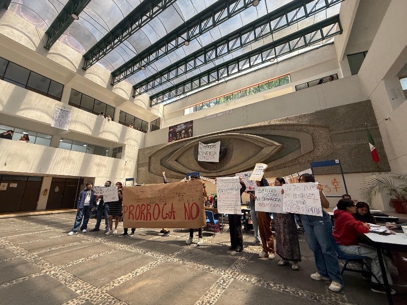 Estudiantes de Psicología protestan contra prórroga del rector de la UV