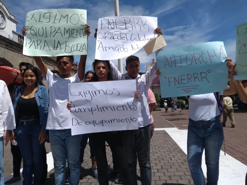 Estudiantes de telebachillerato se manifiestan frente al Ayuntamiento